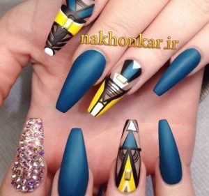 درامد کاشت ناخن