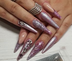 کاشت ناخن کروم زیبا در کرج کاشت ناخن حرفه ای . کاشت ناخ زیبای . ناخن کار خوب آرایشگاه کاشت ناخن . مرکز کاشت ناخن .کرج . گوهزدشت